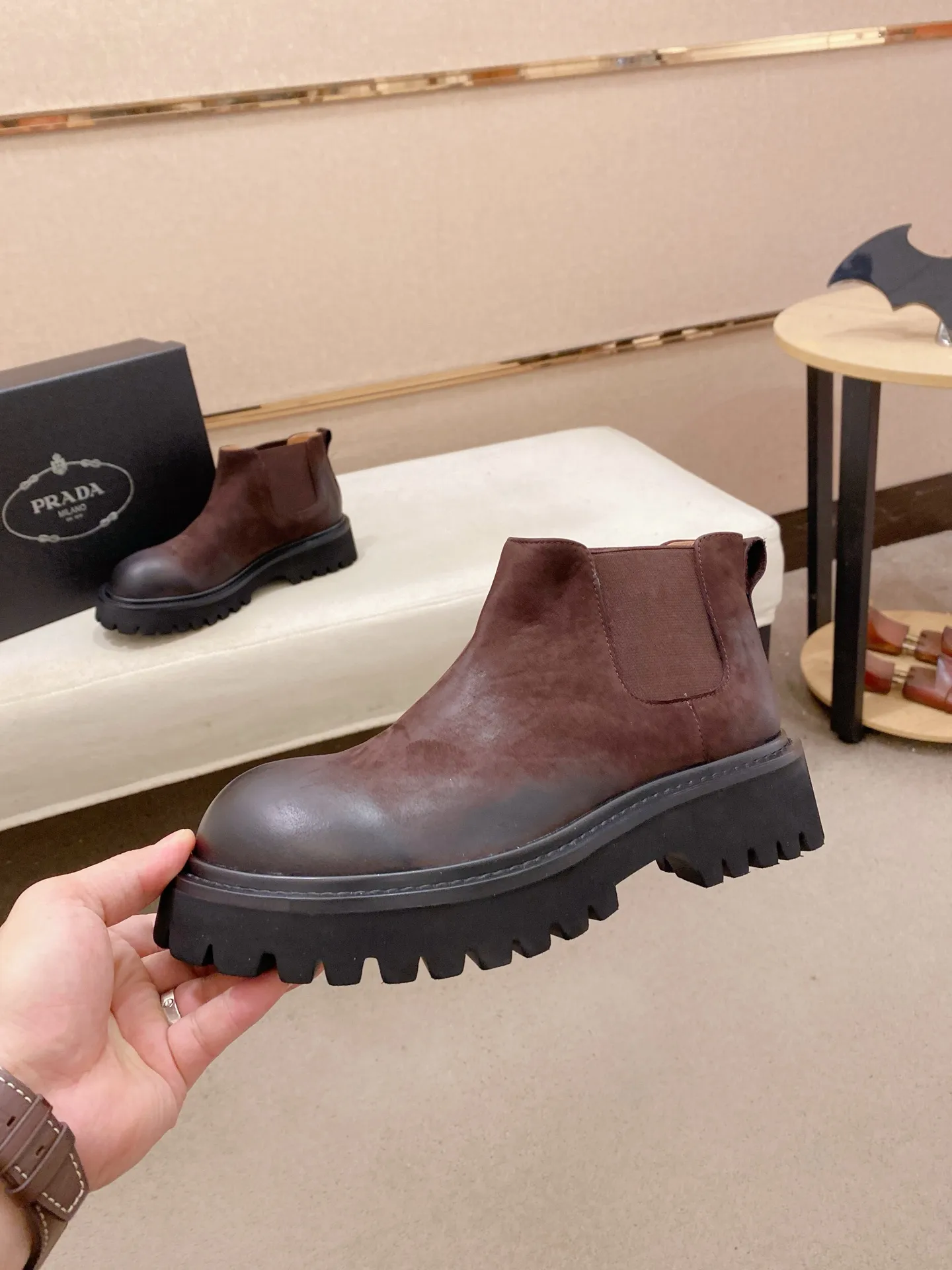 Factory price 580💰 The new PRADA (Prada) counters are launched simultaneously, new men's shoes, 😘fabrics are selected from cowhide. Lining: Full sheepskin lining. 👍🏿 High-end ☄️ air-cushion molded anti-slip rubber outsole, exquisite lines, simple and elegant, comfortable and high-end for leisure travel. Number of yards: 38 to 44. Can be ordered for 45 non-refundable